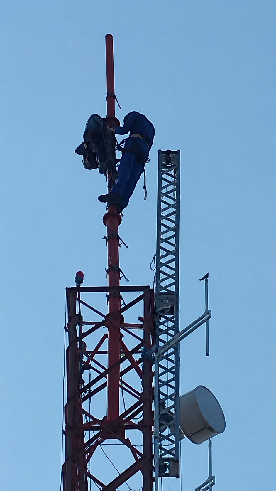 Detalhe de fixação de antenas na estrutura