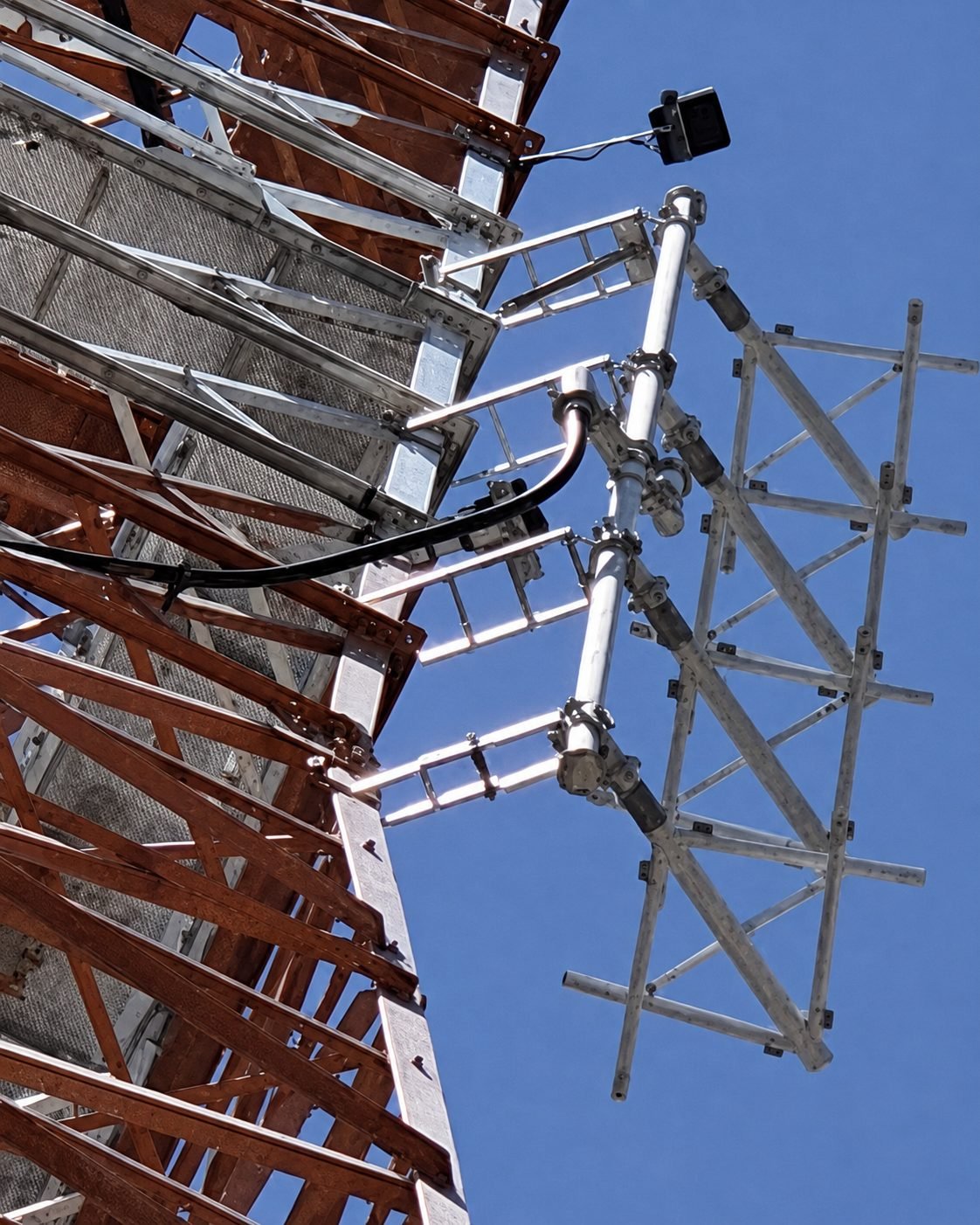Central técnica com racks de transmissão