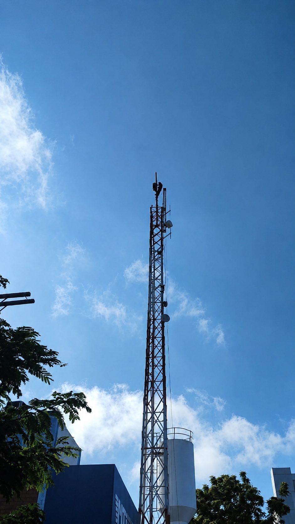 Técnico em trabalho de montagem no topo da torre